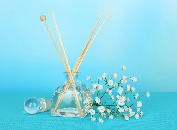 Paus aromáticos para casa com odor floral no fundo azul — Fotografia de Stock