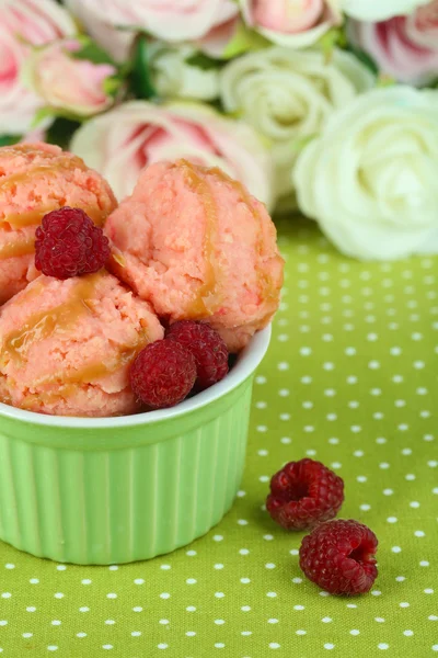 Delicious ice cream in bowl close-up — Stock Photo, Image