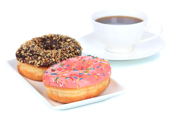 Süße Donuts mit einer Tasse Tee isoliert auf weiß — Stockfoto