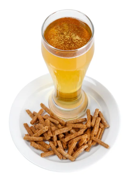 Bier in het glas en broodkapjes geïsoleerd op wit — Stockfoto