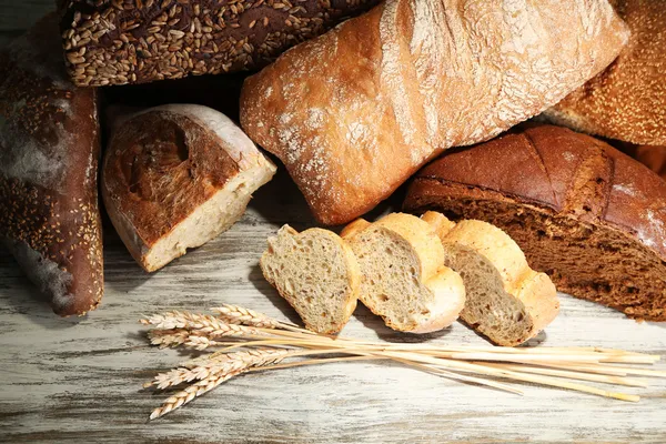 Ahşap tahta üzerinde ekmek — Stok fotoğraf