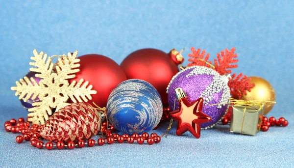 Decorações de Natal em fundo azul — Fotografia de Stock