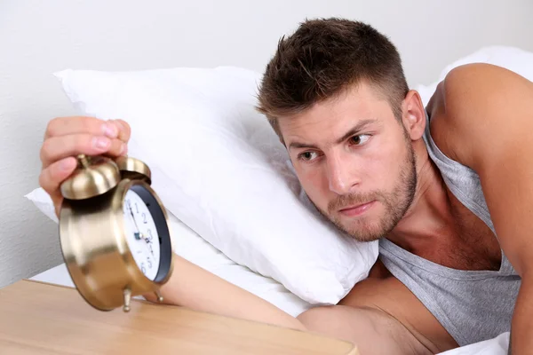 Guapo joven hombre en la cama — Foto de Stock