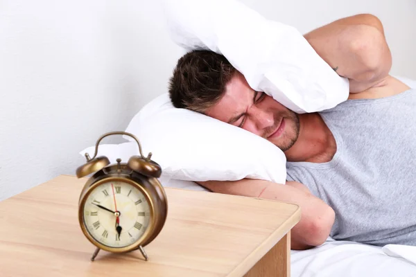 Guapo joven hombre en la cama — Foto de Stock