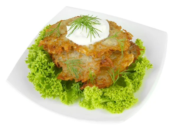 Kartoffelpuffer auf Teller, isoliert auf weißem — Stockfoto