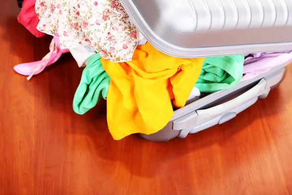 Suitcase with no neatly folded things on floor — Stock Photo, Image
