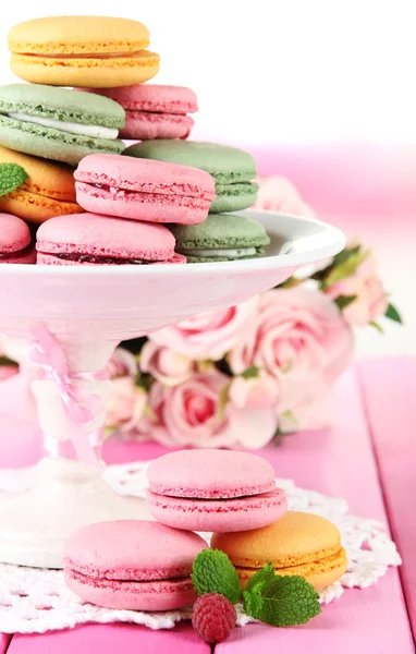 Macaron delicati in vaso su tavolo su fondo chiaro — Foto Stock