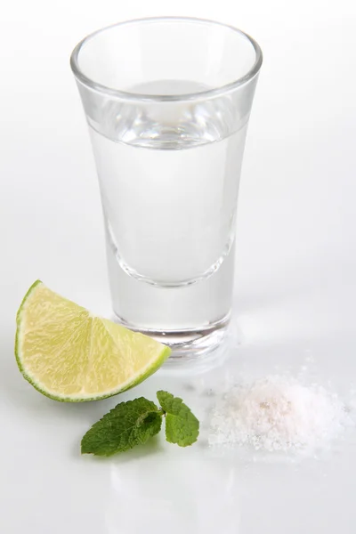 Tequila em vidro isolado em branco — Fotografia de Stock