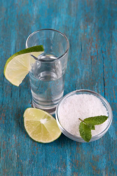 Tequila em vidro sobre mesa de madeira close-up — Fotografia de Stock