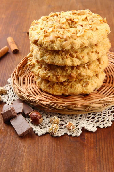 Biscoitos caseiros com amendoim, no guardanapo, no fundo de madeira — Fotografia de Stock