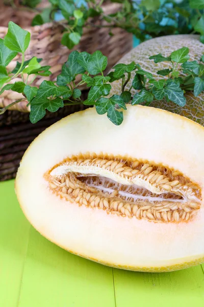 Rijpe meloenen op houten tafel close-up — Stockfoto