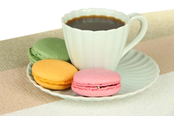 Kahve ve açık renkli tablo üzerinde macaroons — Stok fotoğraf