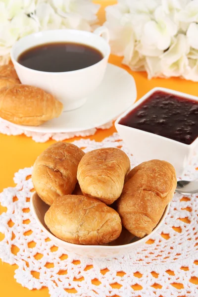 Tasty croissants and cup of coffee on table close-up — Stock Photo, Image