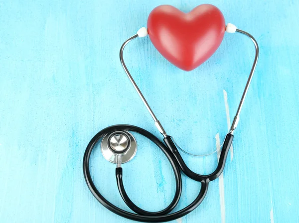Stetoskop och hjärtat på träbord närbild — Stockfoto