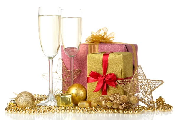 Bardak şampanya ile üzerine beyaz izole hediye kutuları — Stok fotoğraf