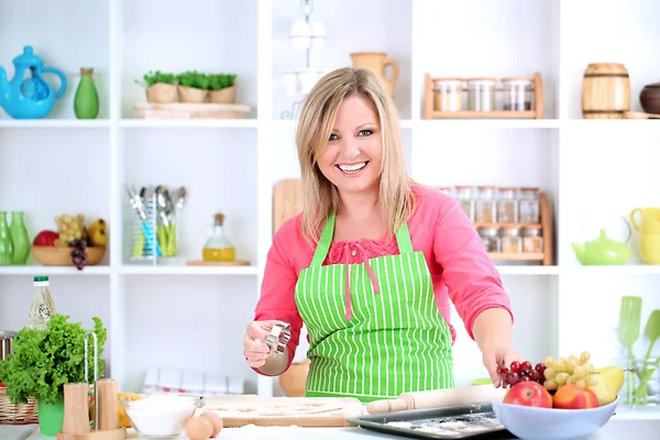 Mulher na cozinha durante a cozinha biscoitos — Fotografia de Stock