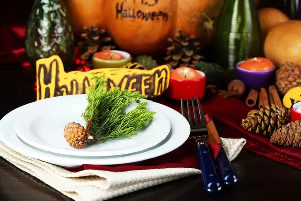 Cenário de mesa para Halloween com abóbora e velas close-up — Fotografia de Stock