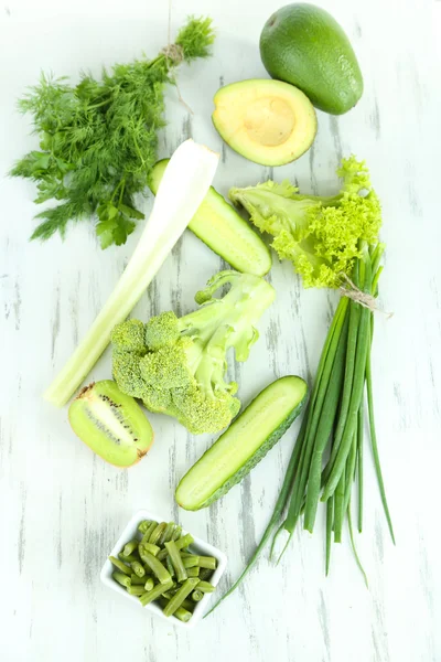 Свежие зеленые овощи, на деревянном фоне — стоковое фото
