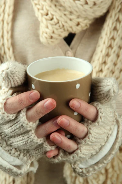 Mani femminili con bevanda calda, primo piano — Foto Stock