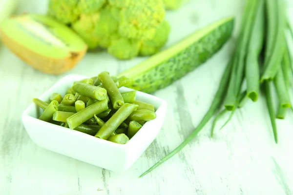 Färska gröna grönsaker, på trä bakgrund — Stockfoto