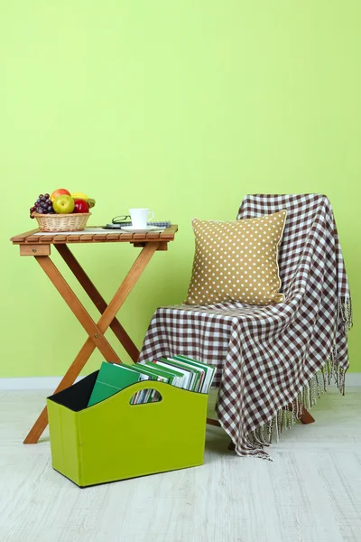 Revistas y carpetas en caja verde sobre mesa en habitación — Foto de Stock