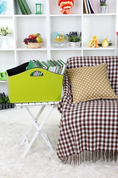 Tijdschriften en mappen in groene vak op plank in de kamer — Stockfoto