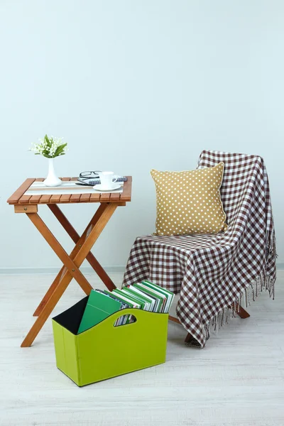 Revistas y carpetas en caja verde sobre mesa en habitación — Foto de Stock