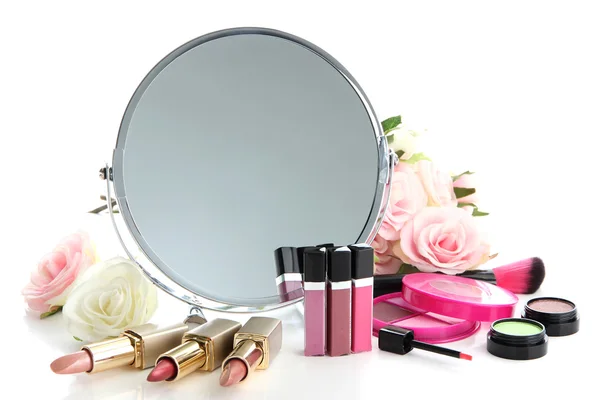 Groep decoratieve cosmetica voor make-up en spiegel, geïsoleerd op wit — Stockfoto