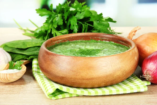 Smakelijke spinazie soep, op houten tafel — Stockfoto
