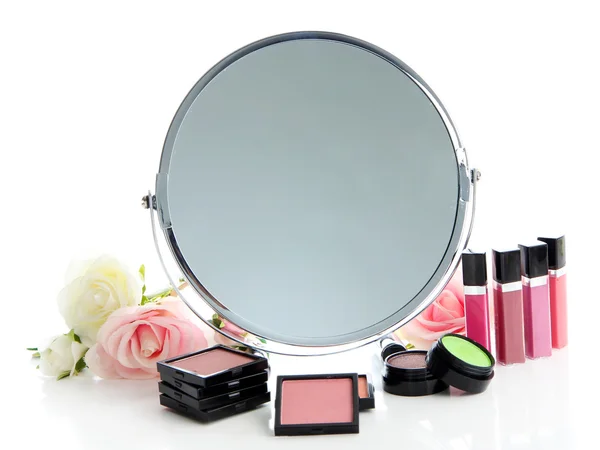 Gruppe dekorative Kosmetik für Make-up und Spiegel, isoliert auf weiß — Stockfoto