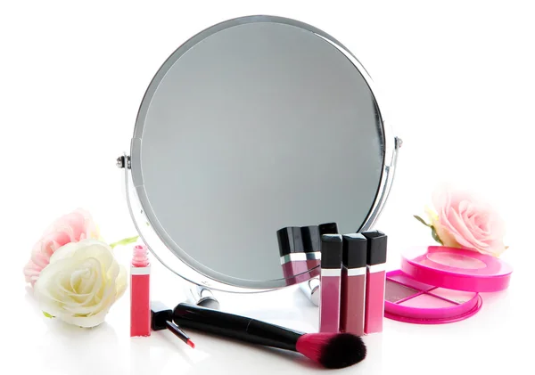 Groep decoratieve cosmetica voor make-up en spiegel, geïsoleerd op wit — Stockfoto