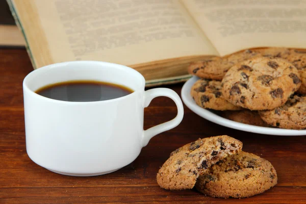 Ceașcă de cafea cu cookie-uri și cărți pe fundal din lemn — Fotografie, imagine de stoc