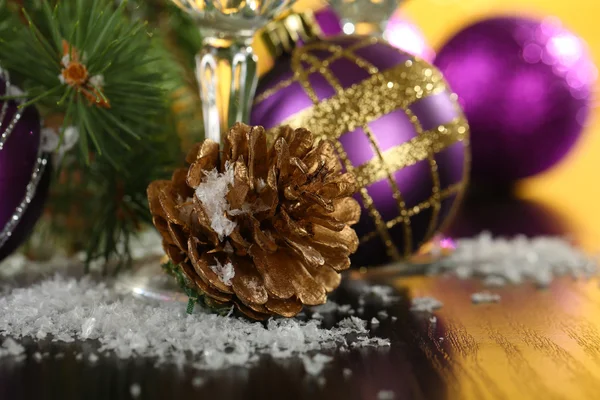 Bolas decorativas de Navidad sobre fondo brillante — Foto de Stock