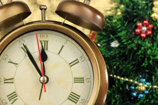 Komposition von Uhr und Weihnachtsdekoration auf hellem Hintergrund — Stockfoto