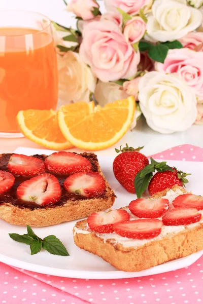 Delicious toast with strawberry on plate close-up — Stock Photo, Image