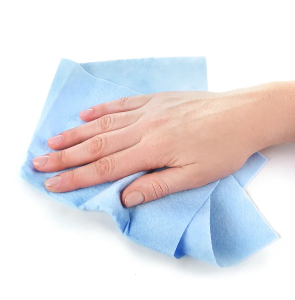Surface d'essuyage à la main avec chiffon bleu isolé sur blanc — Photo