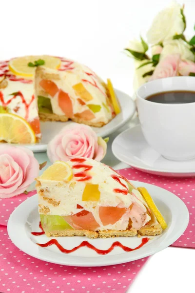 Deliziosa torta di gelatina sul tavolo su sfondo bianco — Foto Stock