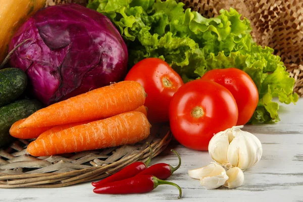 Composição de diferentes vegetais na mesa sobre fundo marrom — Fotografia de Stock