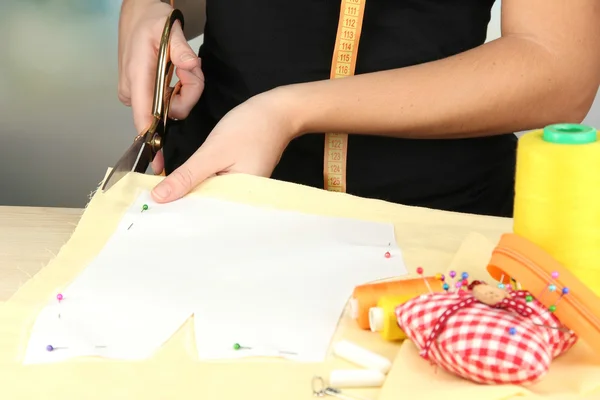 Cutting fabric with tailors scissors — Stock Photo, Image