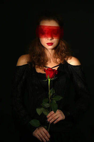Halloween häxa med ros isolerade på svart — Stockfoto