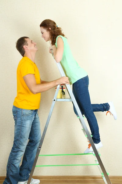 Pasangan muda melakukan renovasi di rumah baru — Stok Foto