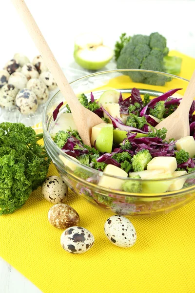 Свежий овощной салат в миске изолирован на белом — стоковое фото