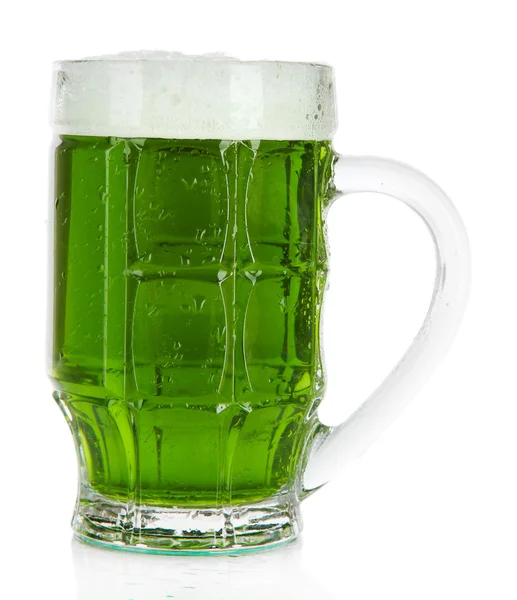 Yeşil bira ve üzerinde beyaz izole şerbetçiotu, cam — Stok fotoğraf