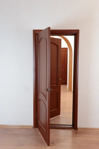 Open door in empty room — Stock Photo, Image