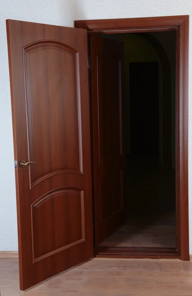 Dvoukřídlé dveře v prázdné místnosti — Stock fotografie