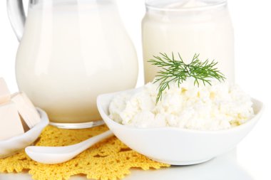 taze süt ve süt ürünleri üzerinde beyaz izole