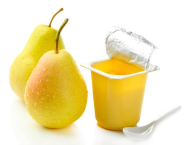 Açık plastik Kupası beyaz izole lezzetli yoğurt