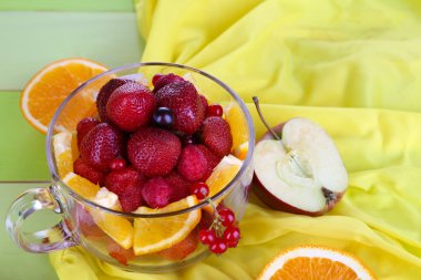 ahşap masa yakın çekim cam bardakta yararlı meyve salatası