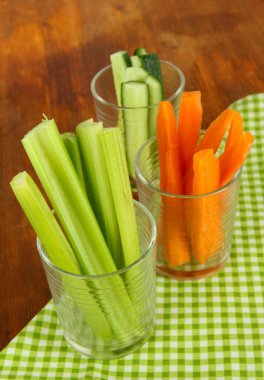 Tablo yakın çekim gözlük sebze taze yeşil kereviz