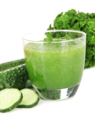 yeşil sebze suyu üzerinde beyaz izole